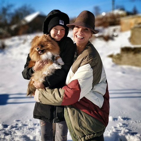 Dara Rolins s dcerou Laurou a psím mazlíčkem si užívají i českou zimu. Rozhodně...