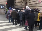 Lidé stojí ped Národním divadlem frontu na poslední rozlouení s Lukem...