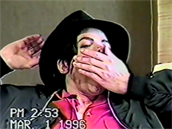 Michael Jackson se pi výslechu nepirozen vrtí, pedstíran zívá a smje se.