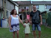 Petra (37), Jarda (49) a Elinka (2,5), kteí ijí v obci Daskabát.