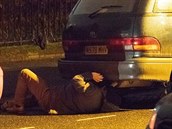 Boris Johnson se vrhl pod auto a pokusil se pneumatiku vymnit na vlastní pst.
