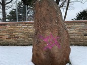 Pravký keltský menhir nedaleko domu Daniela Landy posprejoval neznámý vandal.