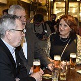 Petr Štěpánek s manželkou Zlatou Adamovskou si užívají pivo po filmu.