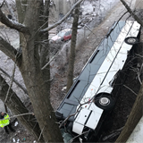 Autobus prorazil svodidla a ztil se ze srzu.