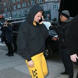 Bieberovi rozhodně nepřidává ani jeho podivný styl - tuze rád chodí v teplácích.