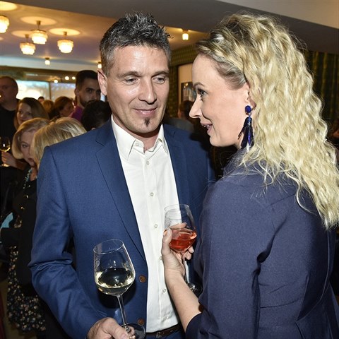 I po tolika letech a �ty�ech d�tech vypad� Alena Antalov� s man�elem ��astn�. Jako by mezi nimi p�etrv�vala jiskra.
