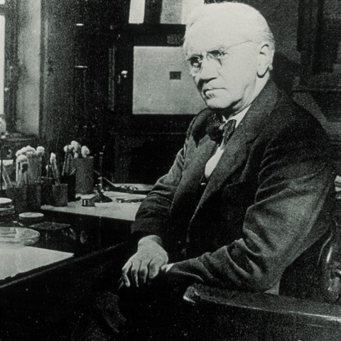 Alexander Fleming a msto inu. Ve svoj londnsk laboratoi objevil penicilin.