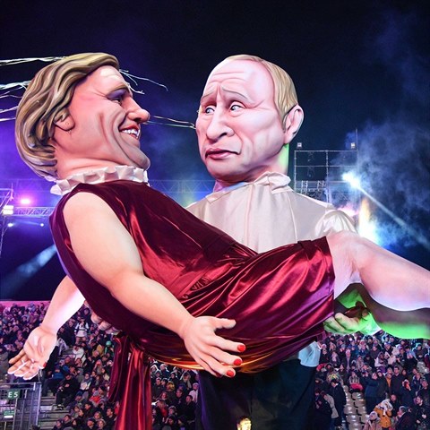 Vladimir Putin si v nru nese svou milou - francouzskho herce Gerarda...
