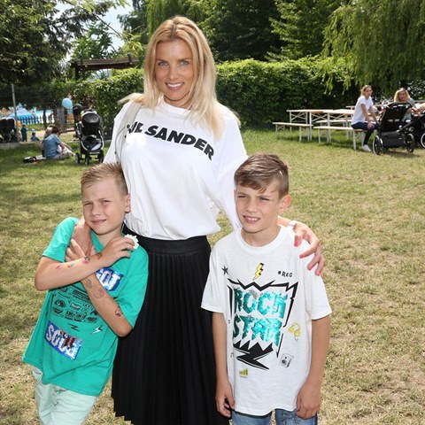 Kl�ra Medkov� a syny Radkem a Davidem