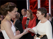 Kate Middleton gratuluje Olivii Colman za dalí ocenní, které hereka získala.