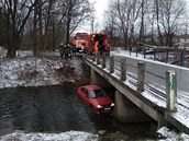 Kvli autu, které spadlo z mostu do vodního pivade nádre ermanice, musel...