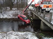 Kvli autu, které spadlo z mostu do vodního pivade nádre ermanice, musel...