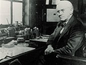 Alexander Fleming a místo inu. Ve svojí londýnské laboratoi objevil penicilin.