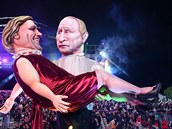Vladimir Putin si v náruí nese svou milou - francouzského herce Gerarda...