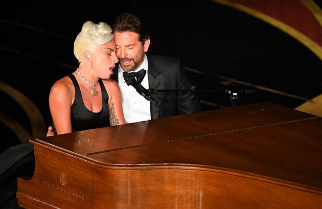 Lady Gaga s Bradleym Cooperem zapli výherní skladbu Shallow. Dvojice psobila...