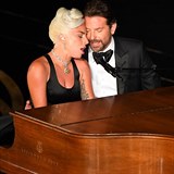 Lady Gaga s Bradleym Cooperem zapli vhern skladbu Shallow. Dvojice psobila...