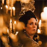 Olivia Colman jako krlovna Anna ve Favoritce.