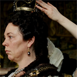 Olivia Colman jako krlovna Anna ve Favoritce.