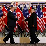 „Jste skvělý vůdce,“ řekl Trump Kimovi, jehož zemí zmítá hladomor.