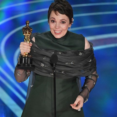 Olivia Colman s cenou za nejlep ensk hereck vkon.