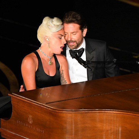 Lady Gaga s Bradleym Cooperem zapli vhern skladbu Shallow. Dvojice psobila...