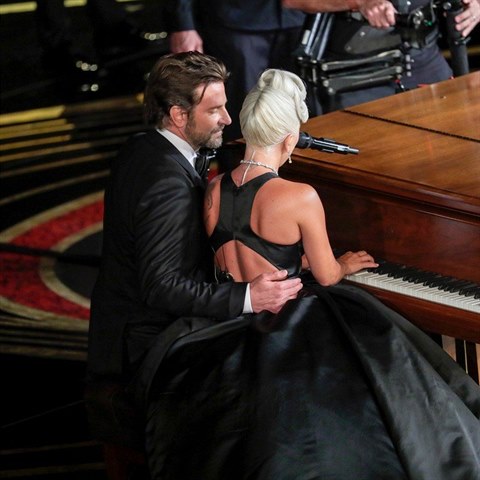 Lady Gaga s Bradleym Cooperem zap�li v�t�znou skladbu Shallow. Dvojice p�sobila jako skute�n� zamilovan�.