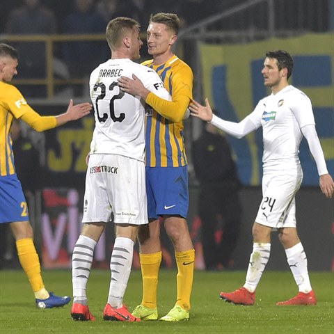 Jakub Brabec se po sv�m prvn�m z�pase za Plze� zdrav� s opavsk�m Dominikem Simersk�m.