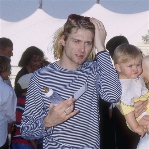 Frontman kapely Nirvana Kurt Cobain spchal v roce 1994 sebevradu.