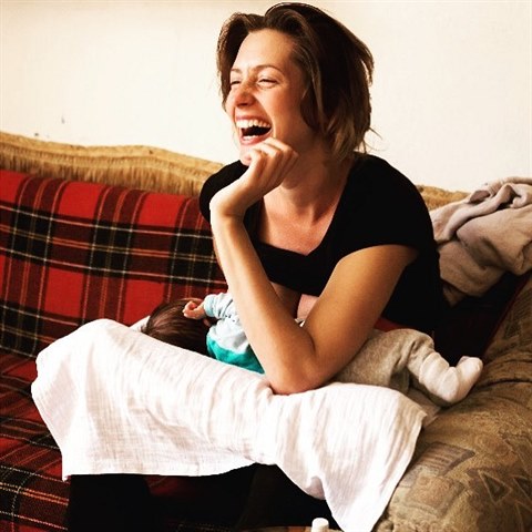 Here�ka Lenka Zahradnick� s dcerou Jasm�nou, kterou st�le je�t� koj�, i kdy� ji od toho mnoho matek odrazuje.