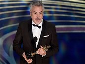 Alfonso Cuarón pebírá Oscara za film Roma.