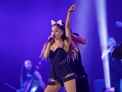 Drobná Ariana Grande své výky vyuívá