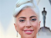 Lady Gaga se vymódila ve stylu Audrey Hepburn z filmu Snídan u Tiffanyho....