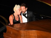 Lady Gaga s Bradleym Cooperem zapli výherní skladbu Shallow. Dvojice psobila...