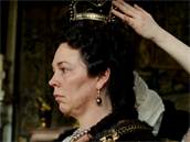 Olivia Colman jako královna Anna ve Favoritce.