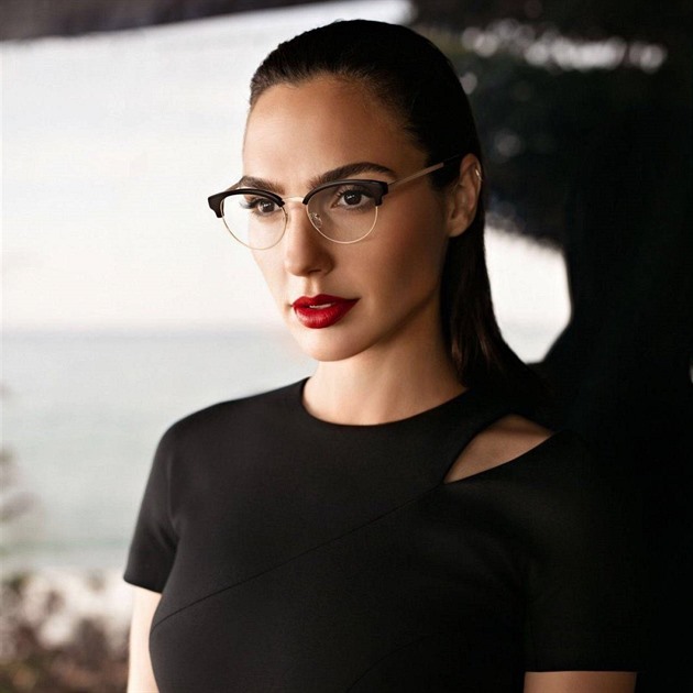 Gal Gadot brýle velmi sluí