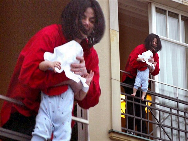 Michael málem upustil svého syna z balkonu