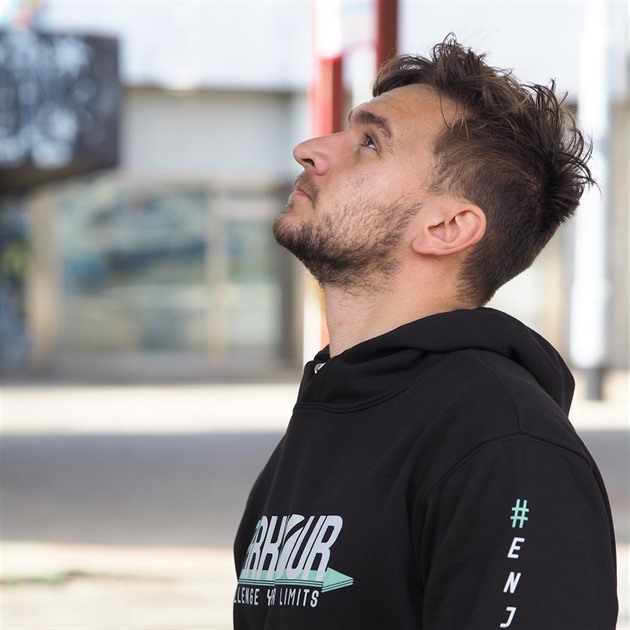 Ženatý Tary v baru tancoval a líbal se s cizí ženou. Byl pod vlivem drog?