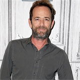 Luke Perry, hvzda serilu Bevery Hills 90210, byl symbolem mld v...