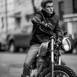 Syn Cindy Crawford Presley Gerber si teď nějaký čas na motorku nesedne.
