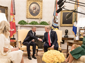Americký prezident Donald Trump s manelkou Melanií pijal v Bílém dom eského...
