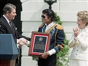 Michael Jackson dostává vyznamenání od tehdejího prezidenta Ronalda Reagana.