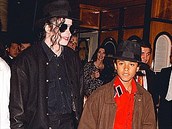Michael Jackson na snímku s chlapcem, který ho obvinil ze sexuálního obtování.