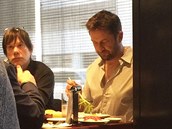 Sushi, podobn jako Gerard Butler, jezte v restauraci. Ne ve voze MHD.