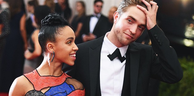 Robert si skoro vzal umlkyni FKA Twigs