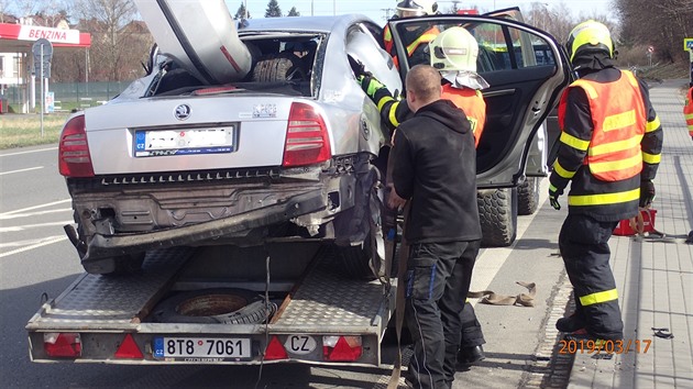 kodu Superb, která pokodila zábradlí a sloup veejného osvtlení, musel vyprostit a otoit ze stechy zpt na kola hasiský vyproovací speciál.