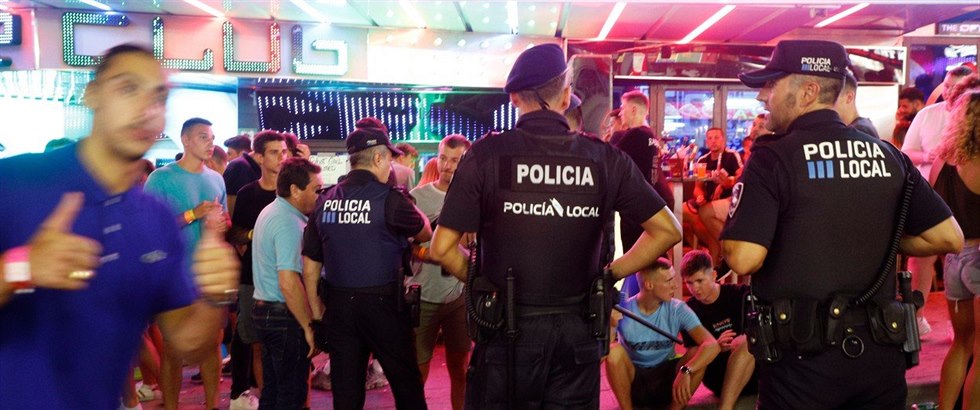 Letovisko Magaluf, kde má veer policie plné ruce práce.