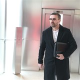 Tomáš Řepka dorazil k soudu se svým právníkem Jaroslavem Jankrlem.