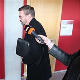 Tomáš Řepka odchází od soudu. Ten byl odročen na 16. 5.
