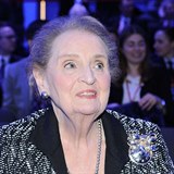 Madeleine Albright pijala pozvn do Prahy.