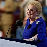Madeleine Albright pijala pozvn do Prahy.